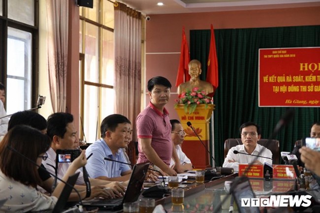 Cơ quan An ninh điều tra Công an tỉnh Hà Giang đã ra quyết định khởi tố hình sự về tội “Lợi dụng chức vụ, quyền hạn trong khi thi hành công vụ”. Trong khi đó, tổ công tác của Bộ Giáo dục và Đào tạo sẽ tiến hành chấm lại các bài thi ngay trong đêm nay, nhằm xác minh những nghi vấn liên quan đến kết quả thi Trung học phổ thông Quốc gia tại tỉnh Sơn La (Thời sự đêm 19/7/2018)